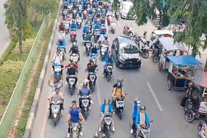 Ribuan mahasiswa UIN Ar-Raniry Banda Aceh dan elemen masyarakat lainnya yang tergabung dalam Kesatuan Rakyat Aceh (KRA) melakukan demo di Kantor Gubernur Aceh, Kamis (24/8), menuntut cabut izin tambang PT BMU