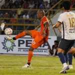 Laga uji coba Persiraja vs Selangor FC di Stadion Harapan Bangsa Lhong RayaBanda Aceh, Ahad malam (27/8). Persiraja kalah 0-3 lawan Selangor FC