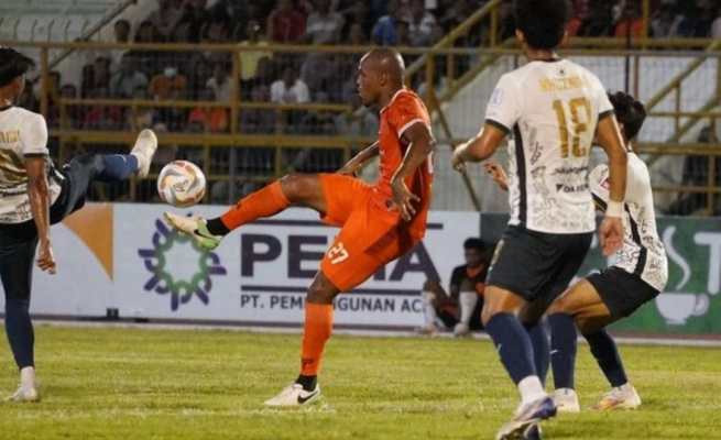 Laga uji coba Persiraja vs Selangor FC di Stadion Harapan Bangsa Lhong RayaBanda Aceh, Ahad malam (27/8). Persiraja kalah 0-3 lawan Selangor FC