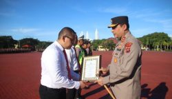 Kapolda Aceh Irjen Pol Ahmad Haydar memberikan penghargaan kepada 5 personel jajaran Polda Aceh dalam apel pagi di Lapangan Apel Mapolda Aceh, Senin pagi (28/8)