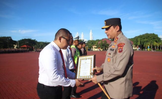 Kapolda Aceh Irjen Pol Ahmad Haydar memberikan penghargaan kepada 5 personel jajaran Polda Aceh dalam apel pagi di Lapangan Apel Mapolda Aceh, Senin pagi (28/8)