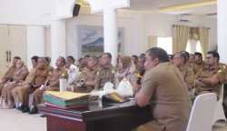 Sekda, para asisten, staf ahli dan Kepala OPD serta camat di jajaran Pemkab Aceh Besar mengikuti rapat bersama Pj Bupati Muhammad Iswanto di Meuligoe Bupati, Kota Jantho, Senin (28/8)