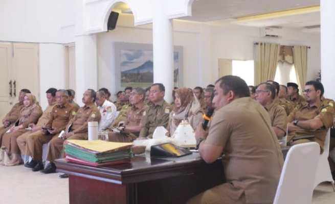 Sekda, para asisten, staf ahli dan Kepala OPD serta camat di jajaran Pemkab Aceh Besar mengikuti rapat bersama Pj Bupati Muhammad Iswanto di Meuligoe Bupati, Kota Jantho, Senin (28/8)