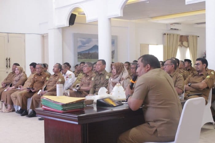 Sekda, para asisten, staf ahli dan Kepala OPD serta camat di jajaran Pemkab Aceh Besar mengikuti rapat bersama Pj Bupati Muhammad Iswanto di Meuligoe Bupati, Kota Jantho, Senin (28/8) | INFOACEH.net Sekda, para asisten, staf ahli dan Kepala OPD serta camat di jajaran Pemkab Aceh Besar mengikuti rapat bersama Pj Bupati Muhammad Iswanto di Meuligoe Bupati, Kota Jantho, Senin (28/8)