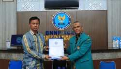 Kepala BNNP Aceh Brigjen Pol Sukandar menyerahkan hasil tes urine mahasiswa baru USK Tahun 2023 kepada Wakil Rektor III Bidang Kemahasiswaan dan Alumni USK Prof Dr Mustanir MSc, Selasa (29/8)