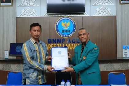 Kepala BNNP Aceh Brigjen Pol Sukandar menyerahkan hasil tes urine mahasiswa baru USK Tahun 2023 kepada Wakil Rektor III Bidang Kemahasiswaan dan Alumni USK Prof Dr Mustanir MSc, Selasa (29/8)