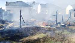 Satu unit rumah warga dan 1 kandang sapi terbakar di Gampong Gla Meunasah Baro Kecamatan Krueng Barona Jaya, Aceh Besar, Rabu sore (30/8)