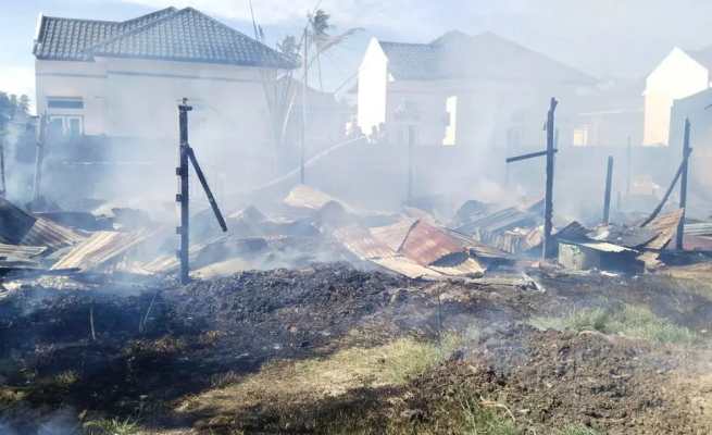 Satu unit rumah warga dan 1 kandang sapi terbakar di Gampong Gla Meunasah Baro Kecamatan Krueng Barona Jaya, Aceh Besar, Rabu sore (30/8)