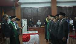 Lima Anggota KIP Aceh Jaya periode 2023-2028 resmi dilantik oleh Pj Bupati Aceh Jaya Dr Nurdin di aula Setdakab setempat, Rabu (30/8)