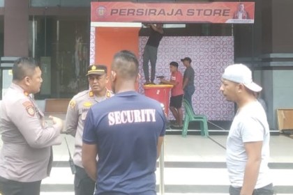 Ditpamobvit Polda Aceh diwakili Kasubdit Audit Kompol Aji P, didampingi panitia Liga 2 Indonesia melakukan penilaian risiko di Stadion Harapan Bangsa Lhong Raya, Sabtu (2/9)