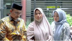 Anggota DPD RI asal Aceh H Sudirman atau Haji Uma bersama ibunda Imam Masykur, Fauziah (tengah)