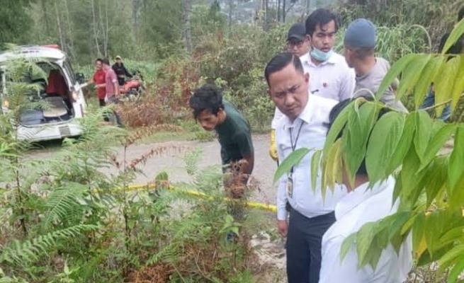 Polisi melakukan olah TKP di lokasi penemuan mayat perempuan di Jalan Bur Tukuk atau Pegunungan Desa Leme, Kecamatan Blangkejeren, Gayo Lues, Senin siang (4/9)