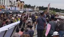 Ratusan petani di Aceh Utara tergabung didalam Aliansi Gerakan Petani Krueng Pase berdemonstrasi aksi di depan Kantor Bupati Aceh Utara di Landing, Kecamatan Lhoksukon, Senin (4/9/2023)