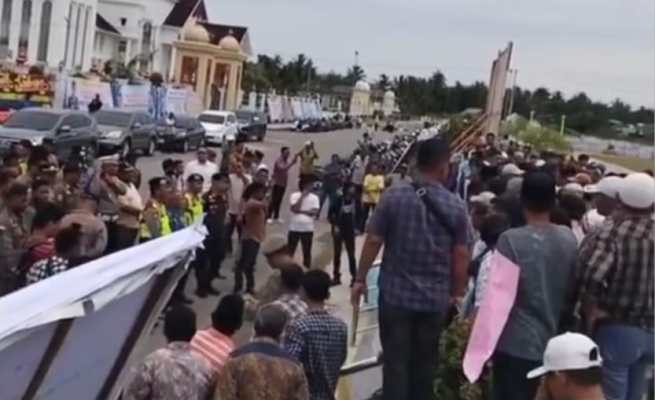 Ratusan petani di Aceh Utara tergabung didalam Aliansi Gerakan Petani Krueng Pase berdemonstrasi aksi di depan Kantor Bupati Aceh Utara di Landing, Kecamatan Lhoksukon, Senin (4/9/2023)