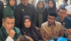 Fauziah Ibunda Imam Masykur didampingi anggota DPD RI asal Aceh, H Sudirman atau Haji Uma saat bertemu dengan pengacara Hotman Paris Hutapea, Selasa (5/9)