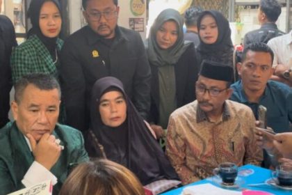 Fauziah Ibunda Imam Masykur didampingi anggota DPD RI asal Aceh, H Sudirman atau Haji Uma saat bertemu dengan pengacara Hotman Paris Hutapea, Selasa (5/9)