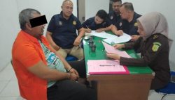 Penyidik dari Subdit Fismondev Ditreskrimsus Polda Aceh menyerahkan tersangka penggelapan uang Rp 1 miliar lebih milik Ketua Umum DPP Partai Aceh Muzakir Manaf atau Mualem, berinisial FS ke JPU Kejari Lhokseumawe, Selasa (5/9)