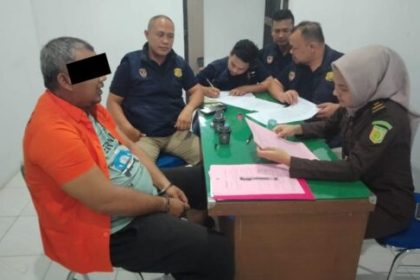 Penyidik dari Subdit Fismondev Ditreskrimsus Polda Aceh menyerahkan tersangka penggelapan uang Rp 1 miliar lebih milik Ketua Umum DPP Partai Aceh Muzakir Manaf atau Mualem, berinisial FS ke JPU Kejari Lhokseumawe, Selasa (5/9)