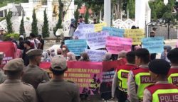 Puluhan massa yang tergabung dalam Pemuda Peduli Pembangunan Kota (P3K) menggelar aksi unjuk rasa mendukung Pj Wali Kota Banda Aceh Amiruddin di kantor DPRK Banda Aceh, Rabu (6/9)