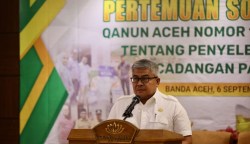 Sekda Aceh Bustami Hamzah saat membuka Sosialisasi Qanun Aceh Nomor 11 Tahun 2022 Tentang Penyelenggaraan Cadangan Pangan Aceh di Hotel Grand Arabia Banda Aceh, Rabu (6/9)
