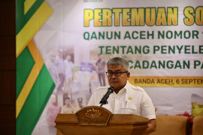 Sekda Aceh Bustami Hamzah saat membuka Sosialisasi Qanun Aceh Nomor 11 Tahun 2022 Tentang Penyelenggaraan Cadangan Pangan Aceh di Hotel Grand Arabia Banda Aceh, Rabu (6/9) | INFOACEH.net Sekda Aceh Bustami Hamzah saat membuka Sosialisasi Qanun Aceh Nomor 11 Tahun 2022 Tentang Penyelenggaraan Cadangan Pangan Aceh di Hotel Grand Arabia Banda Aceh, Rabu (6/9)