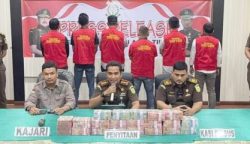 Kajari Aceh Timur Lukman Hakim Tuasikal SH MH, Rabu (6/9) mengumumkan penetapan 6 tersangka kasus dugaan tindak pidana korupsi proyek jalan Beusa Seubrang Kecamatan Peureulak Barat, dan jalan Rantau Panjang – Alue Tuwi Kecamatan Rantau Selamat