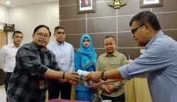 Kasat Reskrim Polresta Banda Aceh Kompol Fadillah Aditya Pratama menerima pengembalian uang sebesar Rp 258,5 juta terkait dugaan korupsi SPPD fiktif KKR Aceh, Kamis (7/9)