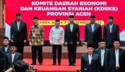 Pj Gubernur Aceh Achmad Marzuki dan Sekda Aceh Bustami Hamzah mendampingi Wakil Presiden Ma'ruf Amin pada pengukuhan Komite Daerah Ekonomi dan Keuangan Syariah (KDEKS) Provinsi Aceh di Anjong Mon Mata Banda Aceh, Kamis (7/9)