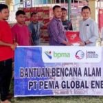 Staf External Relation PGE Teuku Fachrizal menyerahkan bantuan masa panik di posko banjir Gampong Blang, Kecamatan Syamtalira Aron, Rabu (6/9)