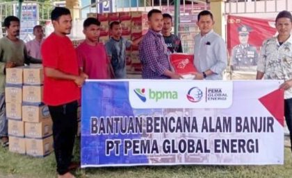 Staf External Relation PGE Teuku Fachrizal menyerahkan bantuan masa panik di posko banjir Gampong Blang, Kecamatan Syamtalira Aron, Rabu (6/9)