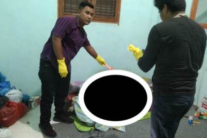 Tim INAFIS Polres Aceh Timur melakukan olah TKP di lokasi ditemukannya penghuni salah satu rumah sewa meninggal dunia, Gampong Sineubok Rambong, Kecamatan Idi Rayeuk, Kamis (7/9/2023) selepas magrib