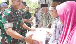 Pangdam IM Mayjen TNI Novi Helmy Prasetya, mengunjungi dua desa pelosok di pedalaman Aceh Besar yaitu Gampong Siron Blang Kecamatan Cot Glie dan Gampong Panca Kubu Kecamatan Lembah Seulawah, pada Kamis dan Jum'at (7-8/9)