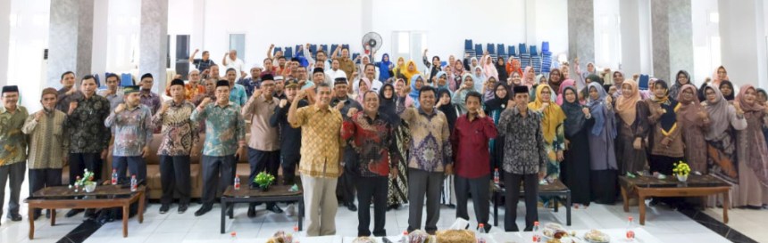 Rapat khusus kepala sekolah terkait upaya preventif perilaku negatif para remaja usia sekolah di Kota Banda Aceh dan Aceh Besar di Aula Cabdisdik setempat, Sabtu 9 September 2023.