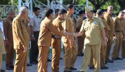 Pj Wali Kota Lhokseumawe Imran menyalami pegawai pada apel gabungan di Lapangan Hiraq, Senin (11/9)
