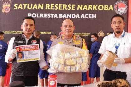 Kapolresta Banda Aceh Kombes Pol Fahmi Irwan Ramli didampingi Kasat Resnarkoba AKP Ferdian Chandra memperlihatkan barang bukti 10 kg sabu pada konferensi pers di Aula Indoor Polresta Banda Aceh, Senin (11/9)