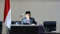 Asisten Pemerintahan, Keistimewaan Aceh dan Kesejahteraan Rakyat Setda Aceh Azwardi Abdullah, mewakili Pj Gubernur Aceh, menyampaikan Nota Keuangan dan Rancangan Qanun Aceh Tentang APBA 2024, dalam Rapat Paripurna DPRA, Rabu (13/9)