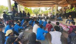 Mahasiswa yang tergabung dari Kesatuan Rakyat Aceh (KRA) kembali menggelar aksi unjuk rasa cabut izin tambang PT BMU di Kantor Gubernur Aceh, Rabu (13/9)