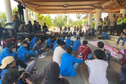 Mahasiswa yang tergabung dari Kesatuan Rakyat Aceh (KRA) kembali menggelar aksi unjuk rasa cabut izin tambang PT BMU di Kantor Gubernur Aceh, Rabu (13/9)