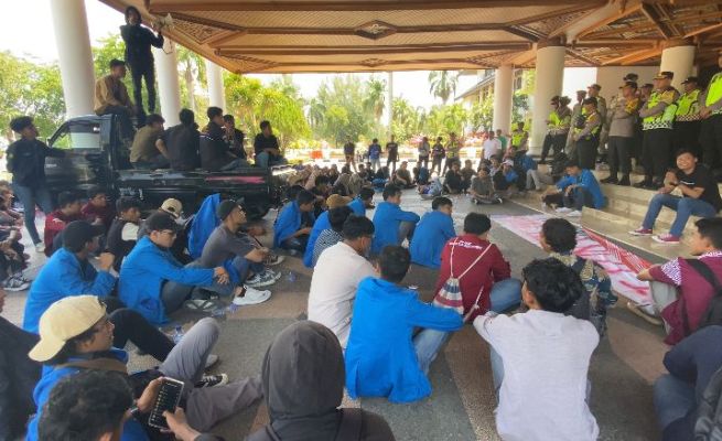 Mahasiswa yang tergabung dari Kesatuan Rakyat Aceh (KRA) kembali menggelar aksi unjuk rasa cabut izin tambang PT BMU di Kantor Gubernur Aceh, Rabu (13/9)
