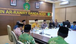 Waki Menteri Agama Saiful Rahmat Dasuki saat menjadi narasumber pada Pendidikan dan Pelatihan Kepemimpinan (Diklatpim) Mahasiswa Tahun 2023 yang dilaksanakan Pusat Kerohanian dan Moderasi Beragama (PKMB) di ruang Rektorat UIN Ar-Raniry, Rabu (13/9)