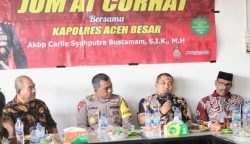 Pj Bupati Aceh Besar Muhammad Iswanto bersama Kapolres Aceh Besar AKBP Carlie Syahputra Bustamam menggelar Jum'at Cuhat di salah satu warung kopi kawasan Kemukiman Lamteuba, Kecamatan Seulimuem, Aceh Besar, Kamis (14/9)