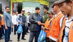Pj Bupati Aceh Besar Muhammad Iswanto memberikan bantuan sembako berupa beras kepada juru parkir di halaman MPP Aceh Besar, Lambaro, Kecamatan Ingin Jaya, Jum'at (15/9)
