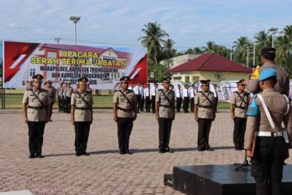 Kapolres Pidie Jaya AKBP Dodon Priyambodo memimpin upacara serah terima jabatan (sertijab) Wakapolres dan dua Kapolsek yang berlangsung di lapangan apel Mapolres setempat, Sabtu (16/9)