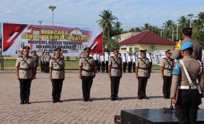 Kapolres Pidie Jaya AKBP Dodon Priyambodo memimpin upacara serah terima jabatan (sertijab) Wakapolres dan dua Kapolsek yang berlangsung di lapangan apel Mapolres setempat, Sabtu (16/9)