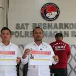 Kasat Resnarkoba Polres Nagan Raya, Ipda Vitra Ramadani memperlihat seorang tersangka SA (37) dan 2 DPO kasus narkoba di Mapolres Nagan Raya, Jum'at (15/9/2023)