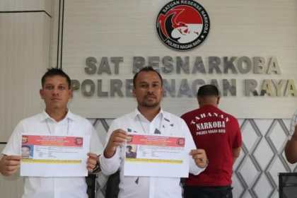 Kasat Resnarkoba Polres Nagan Raya, Ipda Vitra Ramadani memperlihat seorang tersangka SA (37) dan 2 DPO kasus narkoba di Mapolres Nagan Raya, Jum'at (15/9/2023)