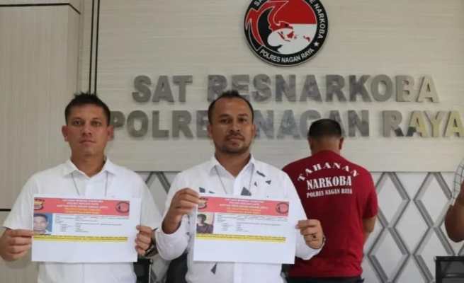 Kasat Resnarkoba Polres Nagan Raya, Ipda Vitra Ramadani memperlihat seorang tersangka SA (37) dan 2 DPO kasus narkoba di Mapolres Nagan Raya, Jum'at (15/9/2023)