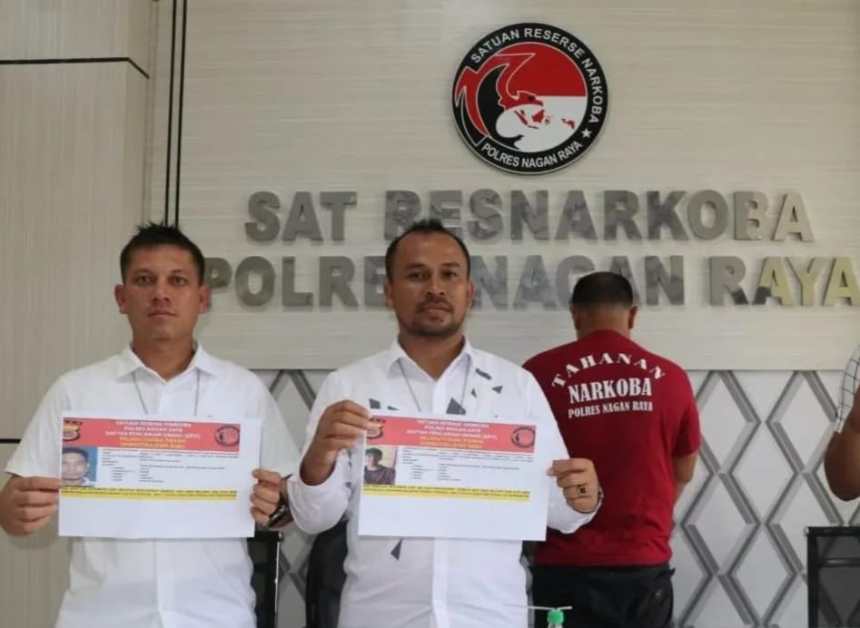 Kasat Resnarkoba Polres Nagan Raya, Ipda Vitra Ramadani memperlihat seorang tersangka SA (37) dan 2 DPO kasus narkoba di Mapolres Nagan Raya, Jum'at (15/9/2023) | INFOACEH.net Kasat Resnarkoba Polres Nagan Raya, Ipda Vitra Ramadani memperlihat seorang tersangka SA (37) dan 2 DPO kasus narkoba di Mapolres Nagan Raya, Jum'at (15/9/2023)