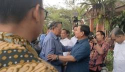 Prabowo Subianto (berkemeja biru) menyambut kunjungan SBY di Hambalang, Ahad (17/9)