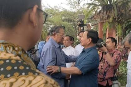 Prabowo Subianto (berkemeja biru) menyambut kunjungan SBY di Hambalang, Ahad (17/9)